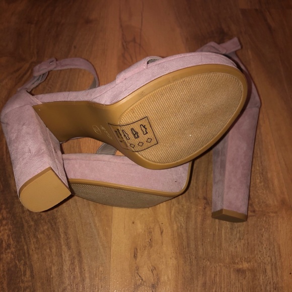 Soft Pink heels - Picture 2 of 3